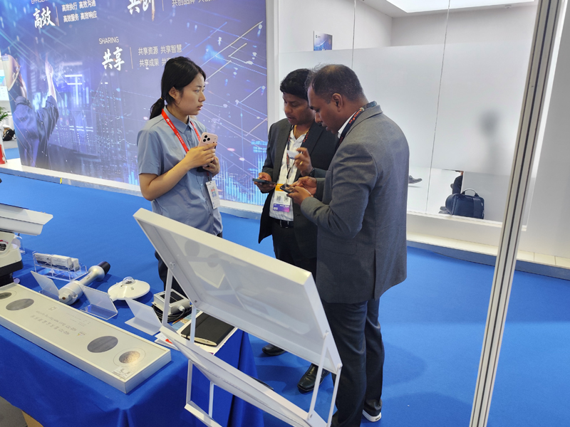 技术与口碑：跨越国界的品质共鸣：国际友人在上海光伏展为北京晖阳智能点赞